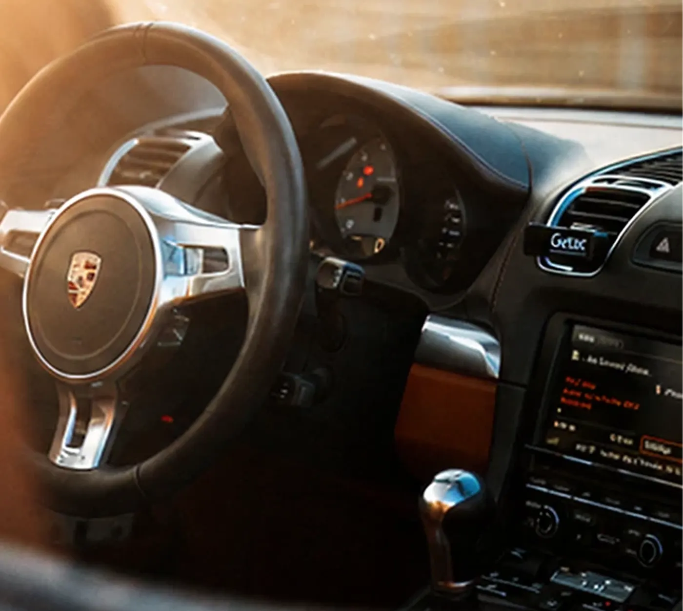 Cockpit eines Sportwagens mit Lenkrad und Instrumenten